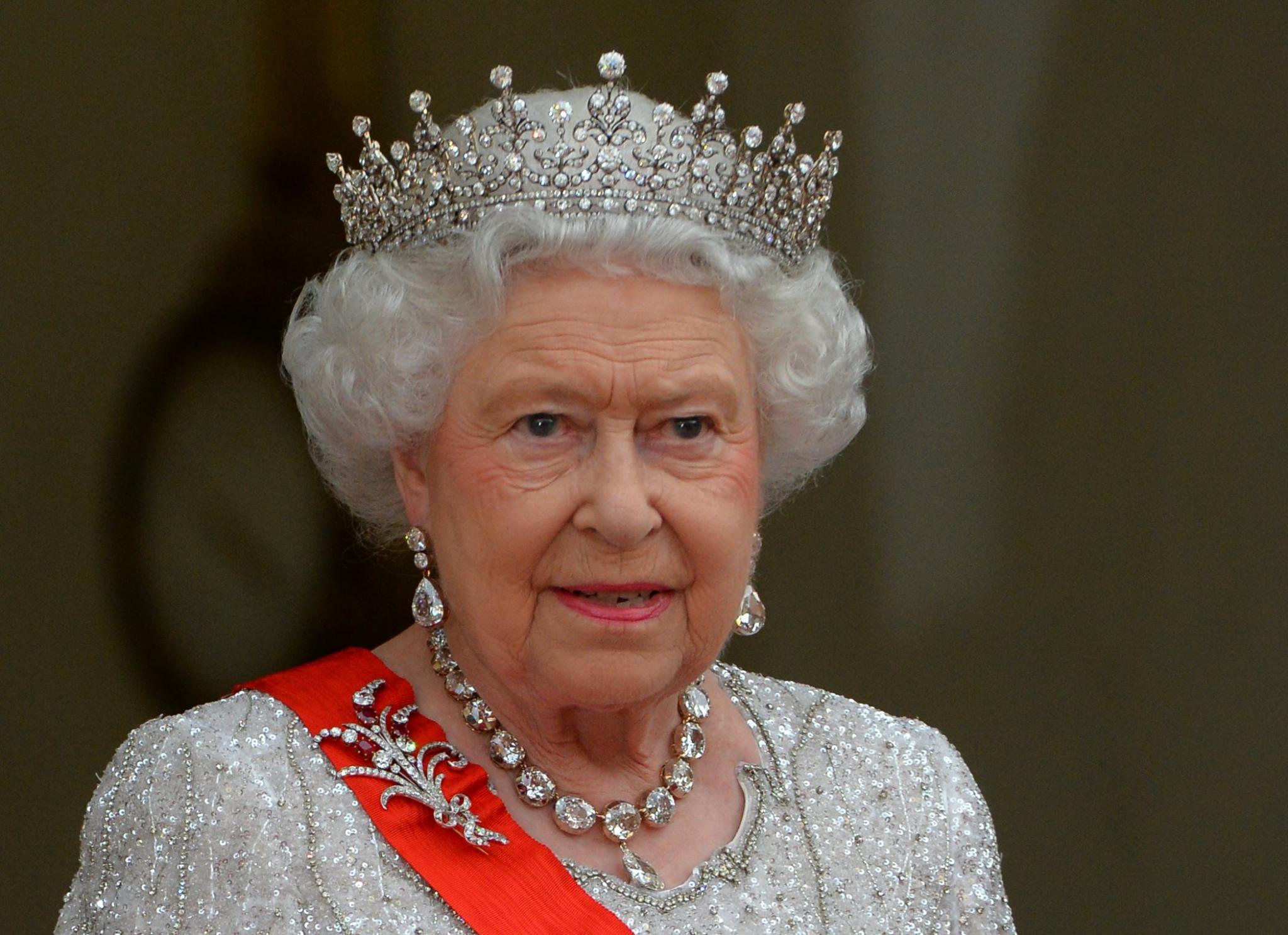 Elizabeth II et sa « très lourde » couronne