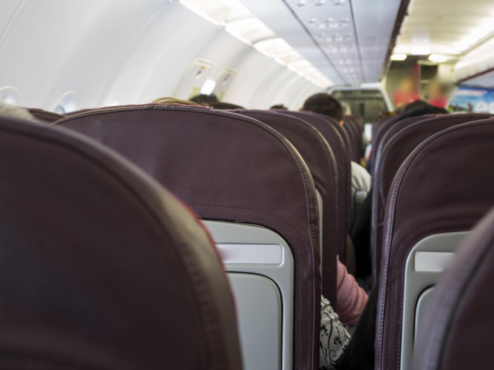 Perché presto potremmo non essere in grado di reclinare i sedili sugli aerei?
