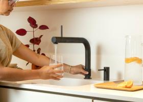 Un robinet moderne et design offrant eau chaude, bouillante et réfrigérée et filtrée instantanément