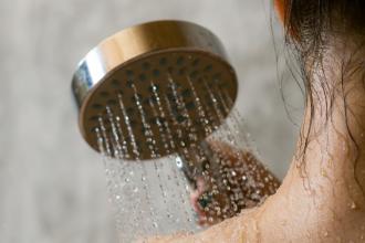 Prendre des douches plutôt que des bains : quelle économie d'eau à l'année  pour une famille ?