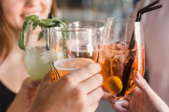 Gueule de bois : un verre d'eau entre chaque verre d'alcool a-t-il un