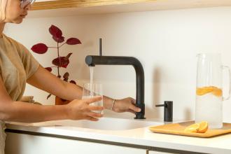 Un robinet moderne et design offrant eau chaude, bouillante et réfrigérée et filtrée instantanément