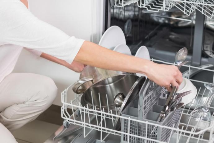 Lave-vaisselle vs lavage à la main : quel est le plus écologique ?