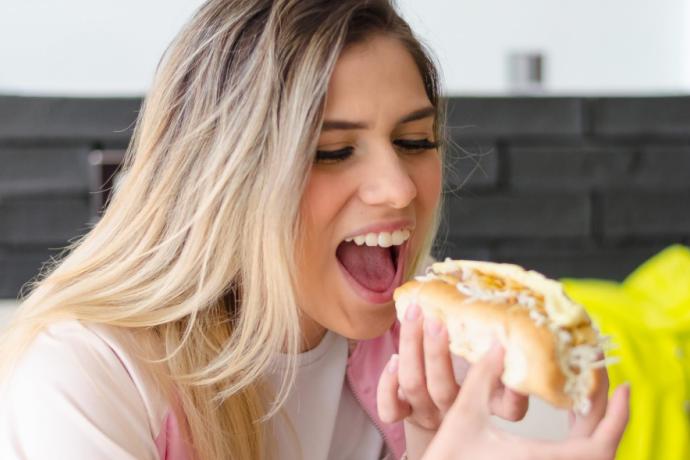 Insolito: secondo uno studio, mangiare con la bocca aperta fa bene alla salute
