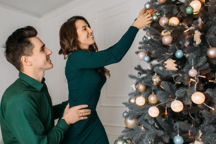 « L’effet sapin de Noël », c’est quoi ce phénomène bénéfique pour .... Lovely-couple-love-decorating-christmas-tree_1