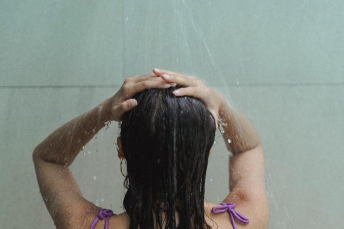 Cheveux : cette erreur que l'on fait tous sous la douche et qui annule les  effets du shampoing