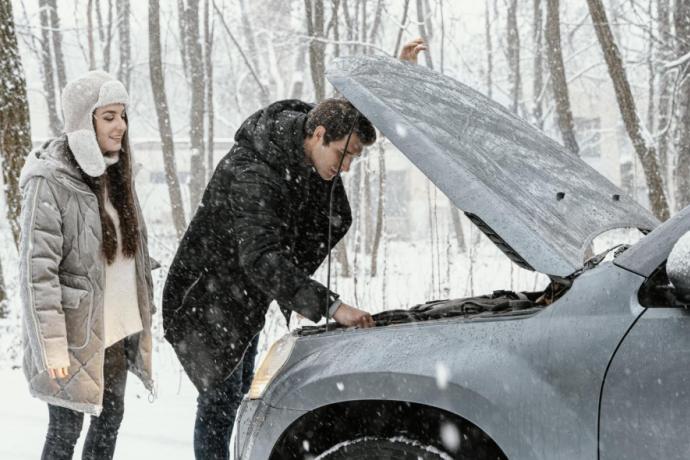 Femme a Levé Le Capot De La Voiture Pour Vérifier Le Mauvais