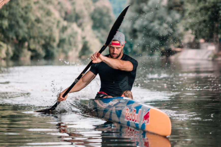 Cette image a un attribut alt vide ; le nom du fichier est maxime-kayak_2.png